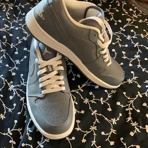Air Jordan retro 1 low basketball shoes in gray